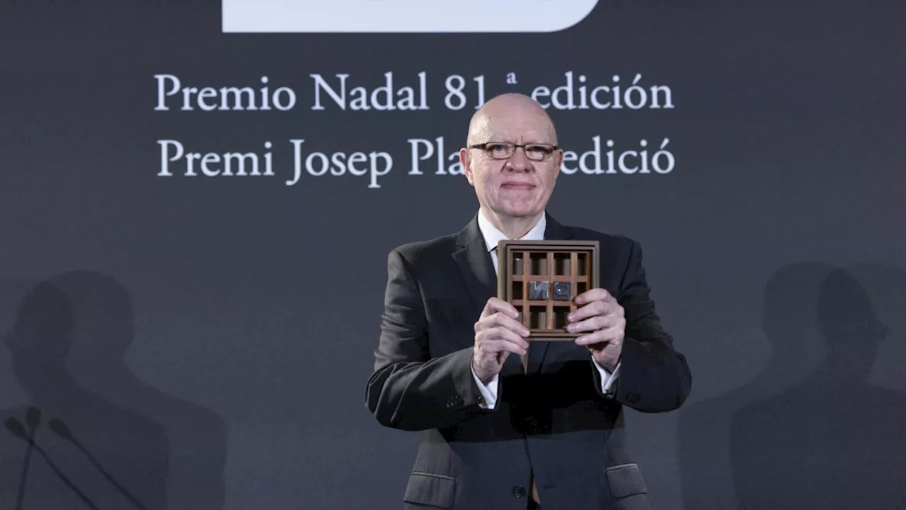 El escritor argentino Jorge Fernández Díaz gana el Premio Nadal de novela