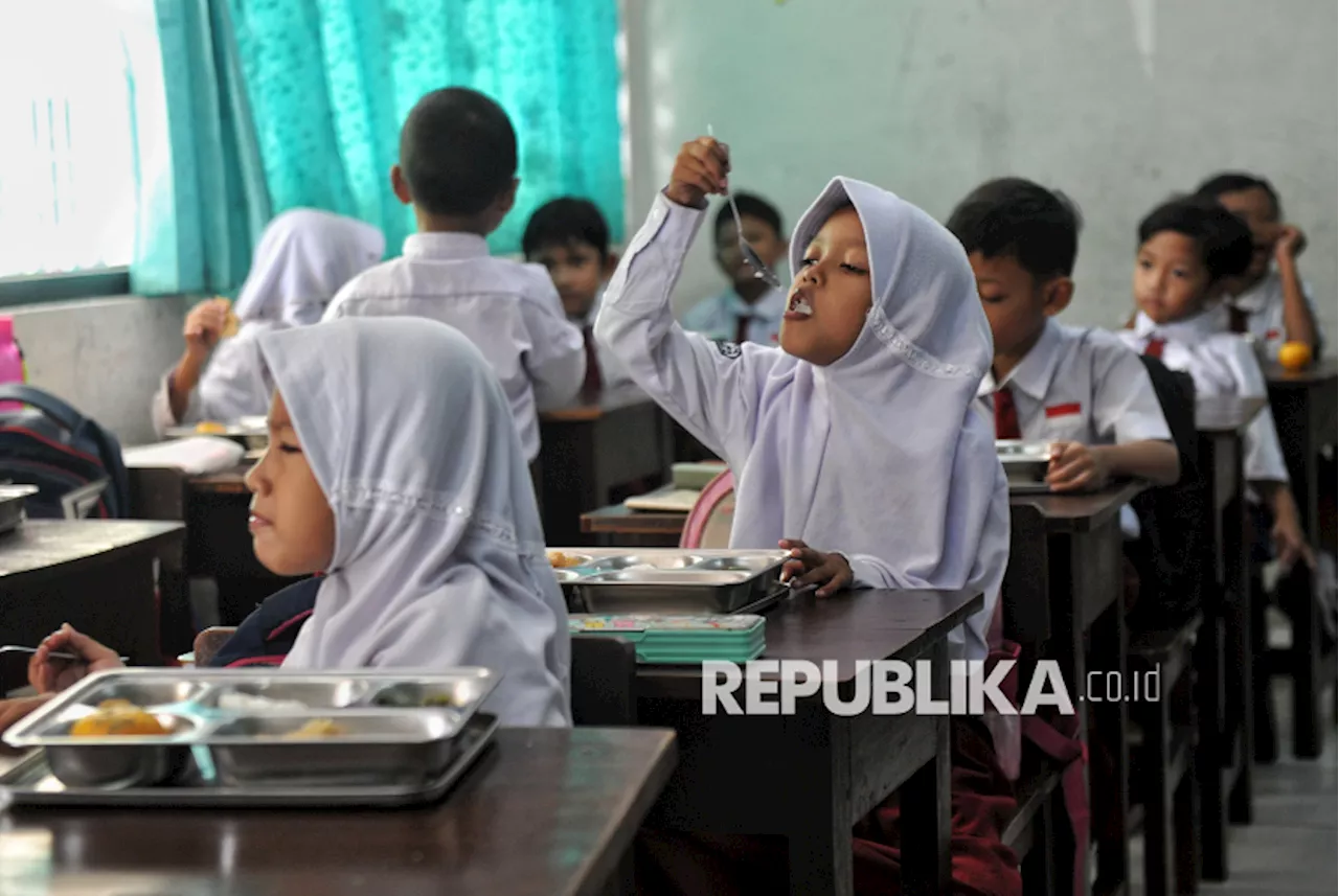 Siswa Santap Makanan Bergizi Gratis