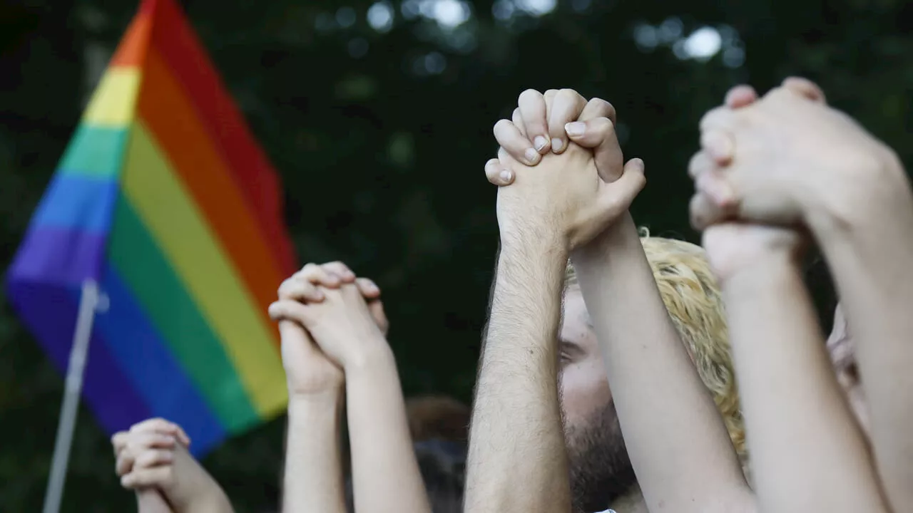 Aggressione omofoba a Trastevere, coppia gay circondata e picchiata dal branco