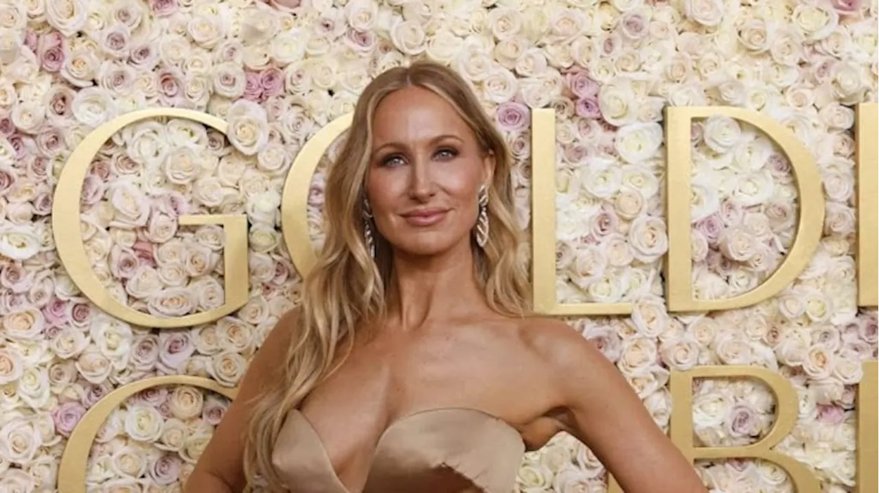 Nikki Glaser verwijdert grappen over Diddy en Baldwin uit Golden Globes openingsmonoloog