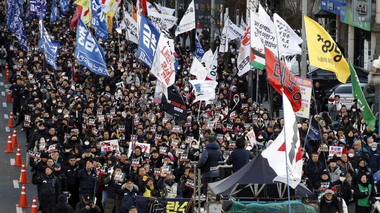 Thousands Protest in Seoul as Deadline Approaches for Yoon Suk Yeol Arrest Warrant