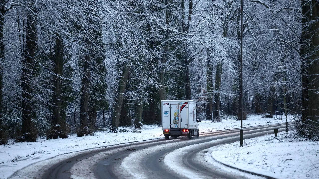 Nevadas en el Reino Unido causan caos en el transporte