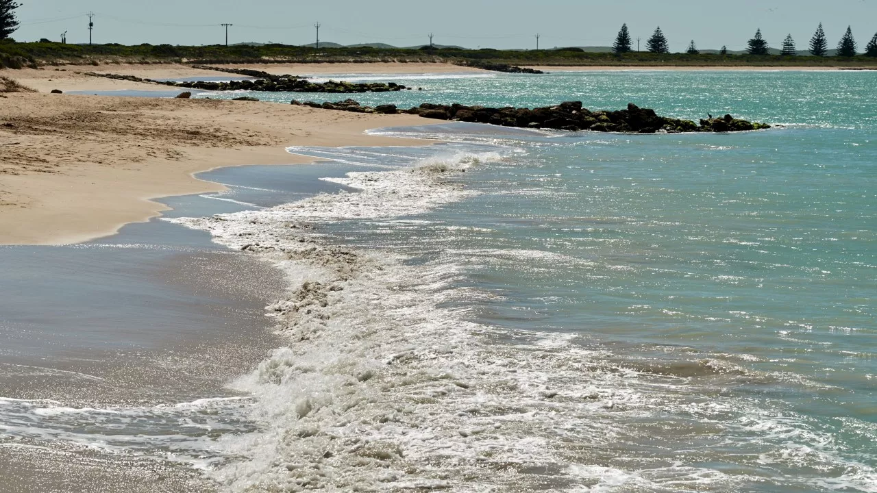 Two dead after boat capsizes at SA beach