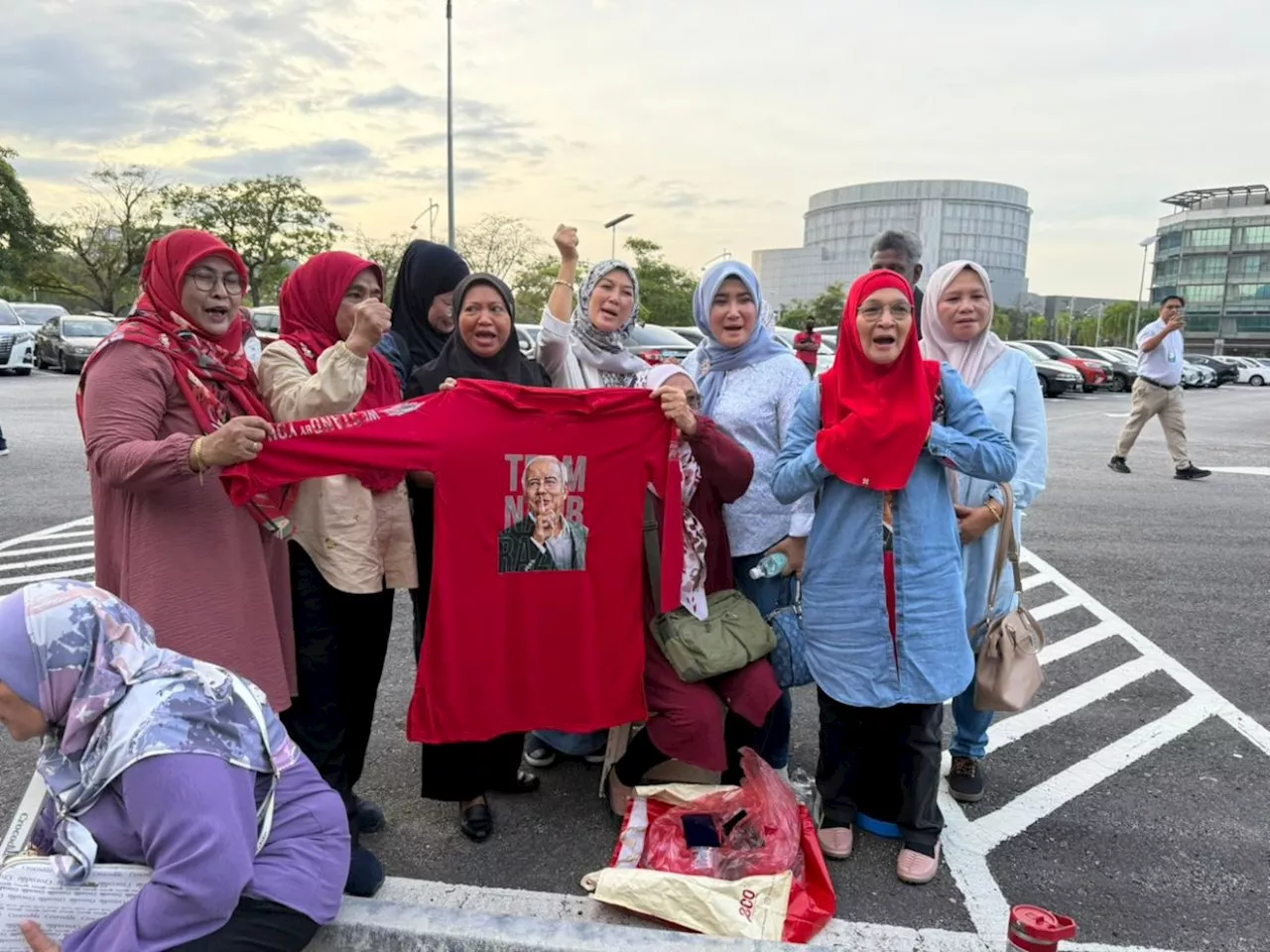 Crowds begin to gather in front of Palace of Justice ahead of Najib's 'royal addendum' appeal hearing