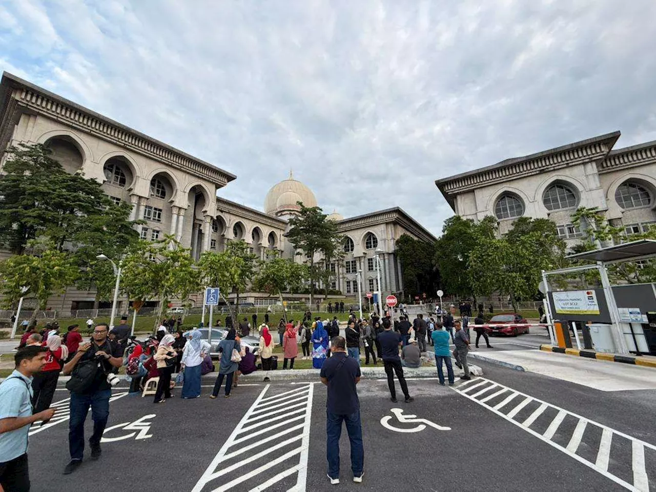 Crowds Gather at Palace of Justice Ahead of Najib's 'Royal Addendum' Appeal Hearing