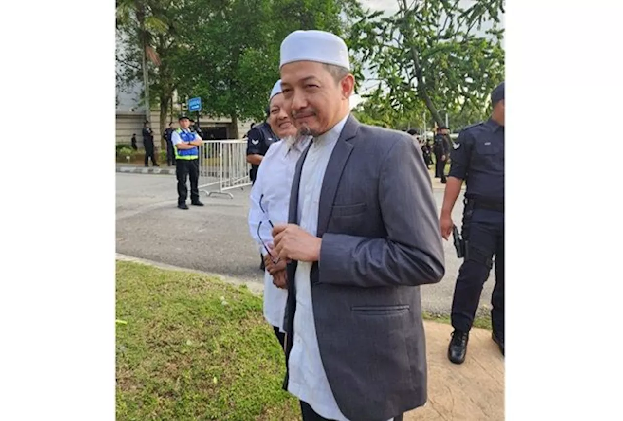 Nik Abduh at Najib Solidarity Rally, Others Cancel Amidst Palace Statement