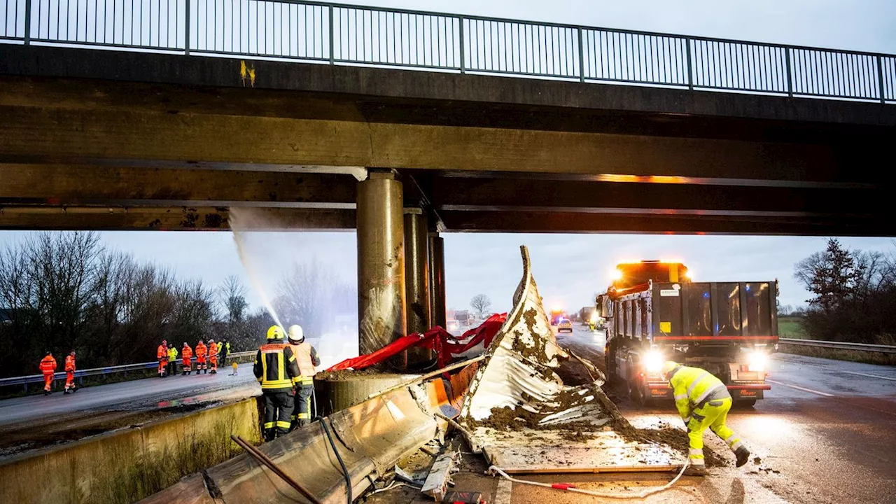 Lkw prallt gegen Brücke: Sechs Verletzte und Vollsperrung