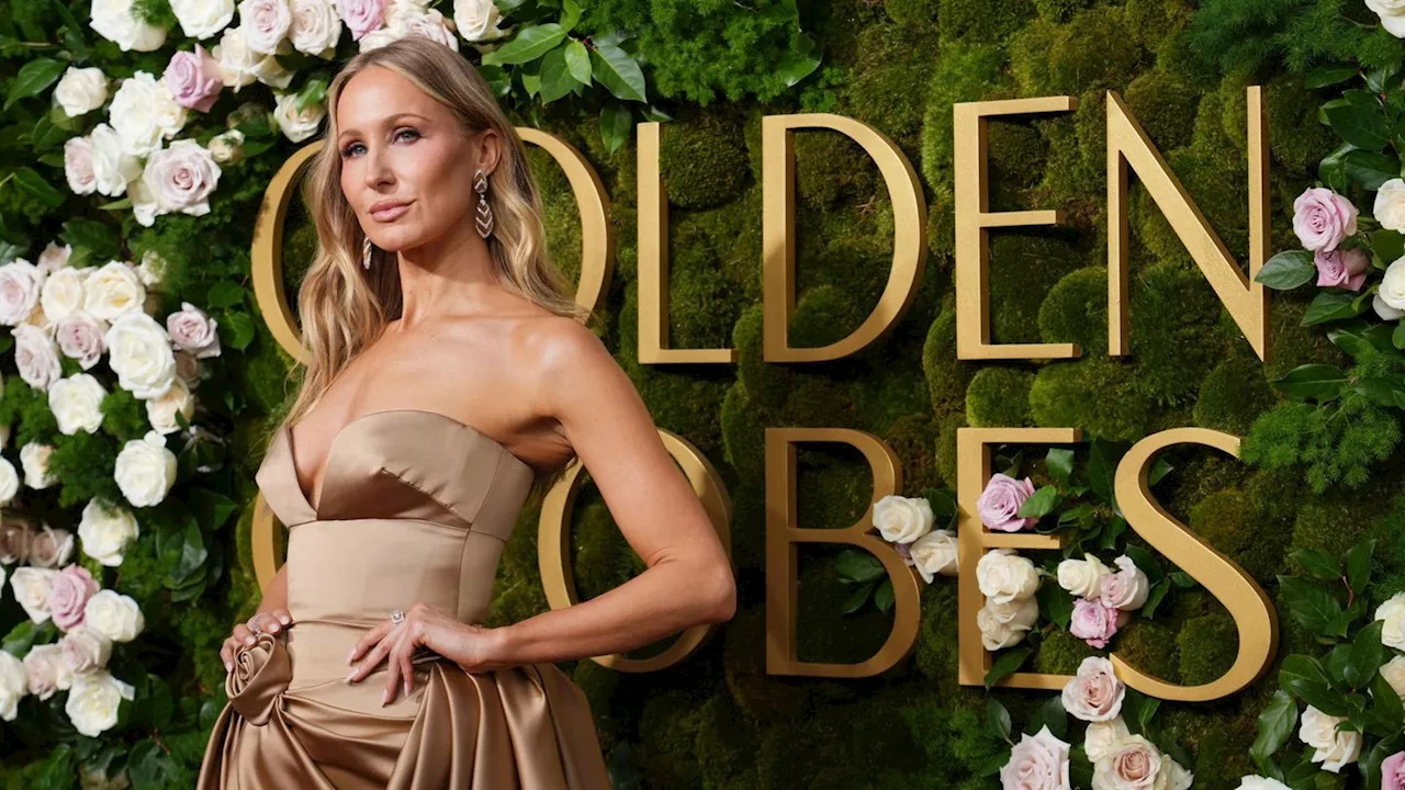 Nikki Glaser moderiert die Golden Globes solo und stichelt Hollywood