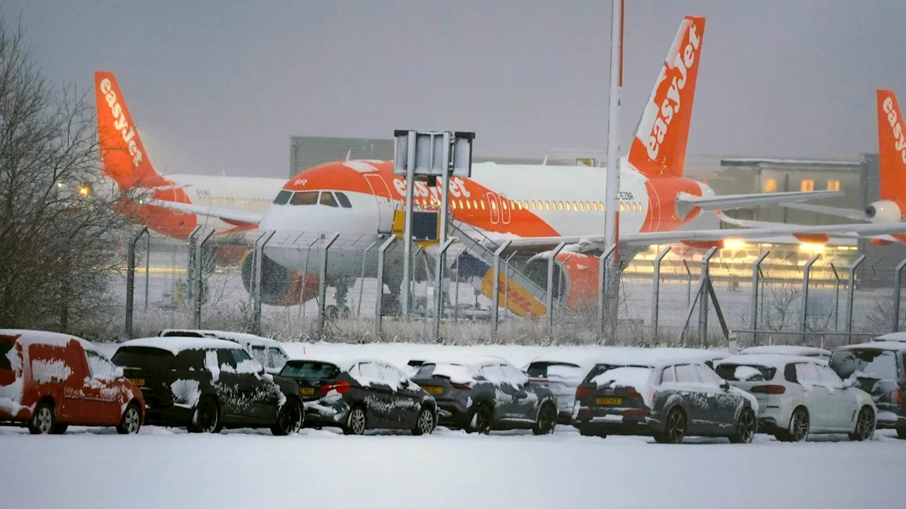 Heavy Snow Causes Disruptions at UK Airports