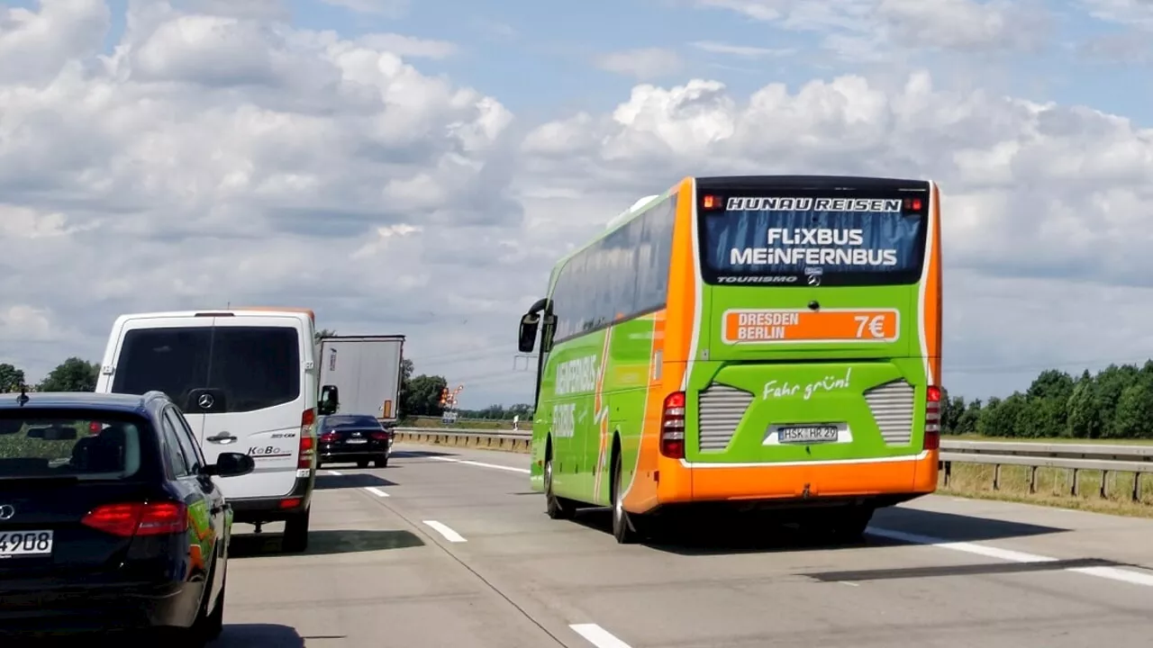 Studente lasciato in una stazione di servizio, denuncia contro Flixbus