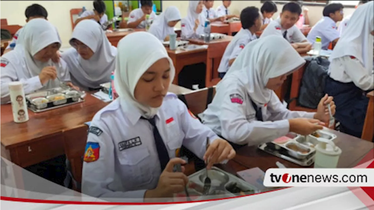 Makan Bergizi Gratis, Menteri Dikdasmen Pantau Langsung di SMP Negeri 12 Semarang