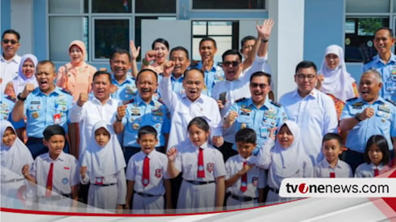 Pantau Makan Bergizi Gratis di Halim, Budi Arie: Kalau Bisa Bahannya Harus dari Dalam Negeri