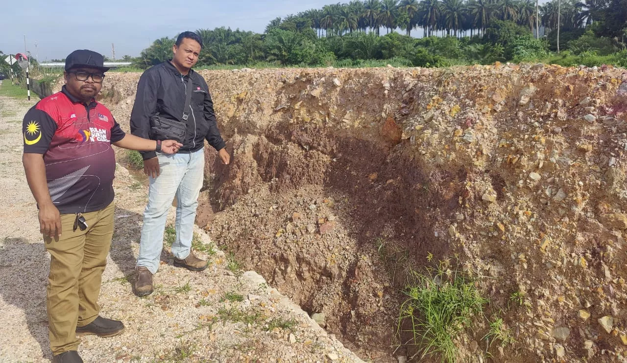 Residents of Taman Saujana Aman Concerned Over Collapsed Wall at Sungai Buloh