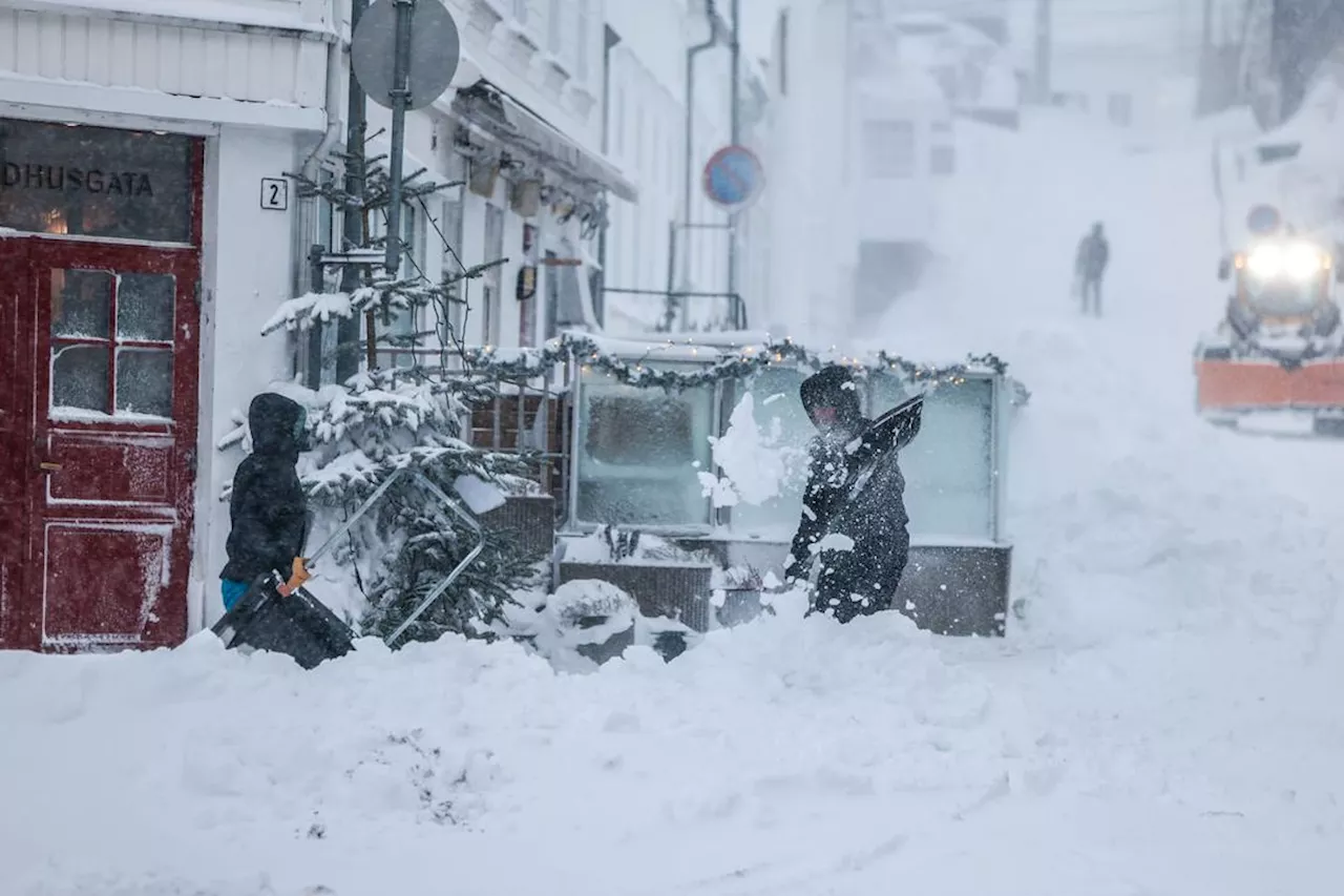 Snøvarsel utvidet til tirsdag kveld - Store snømengder og trafikale problemer