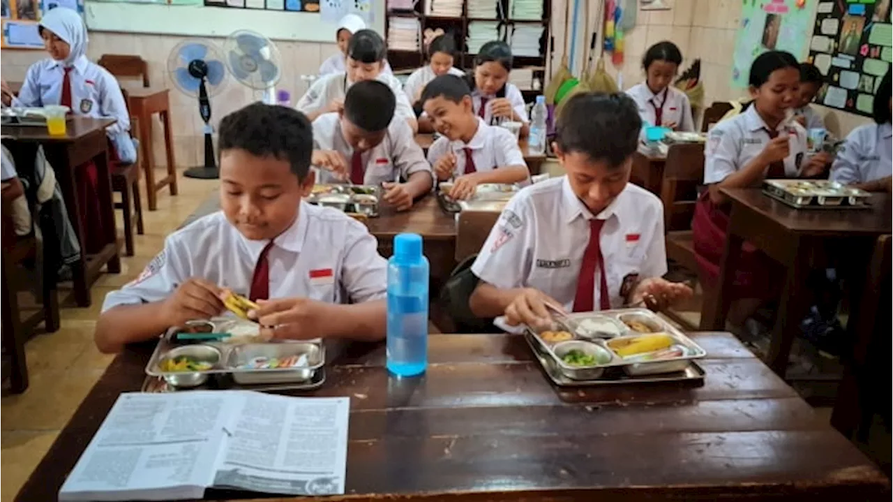 Siswa SD Menikmati Menu Makan Bergizi Gratis