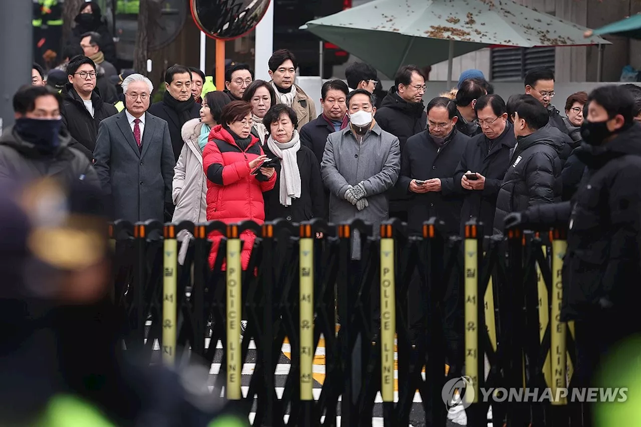 국민의힘 의원들, 윤석열 대통령 체포영장 집행 저지