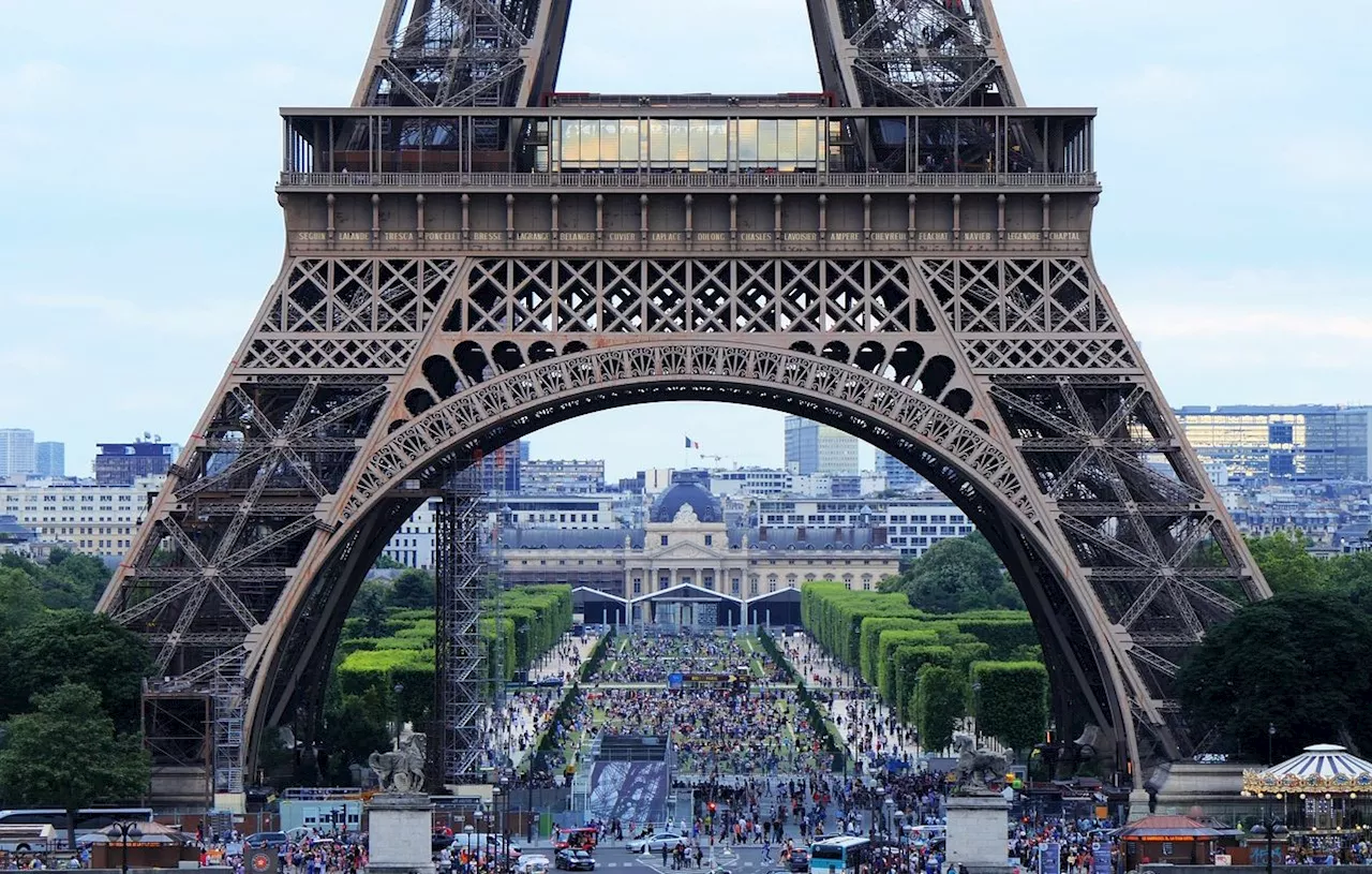 La Tour Eiffel se Répare