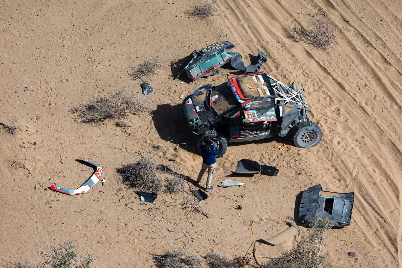 Dakar-2025 : les images impressionnantes de l'accident de Sébastien Loeb, parti en tonneaux