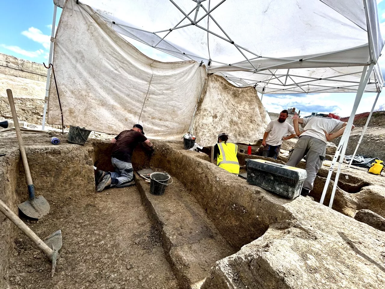 Découverte de Tablettes de Malédiction dans une Nécropole Antique à Orléans