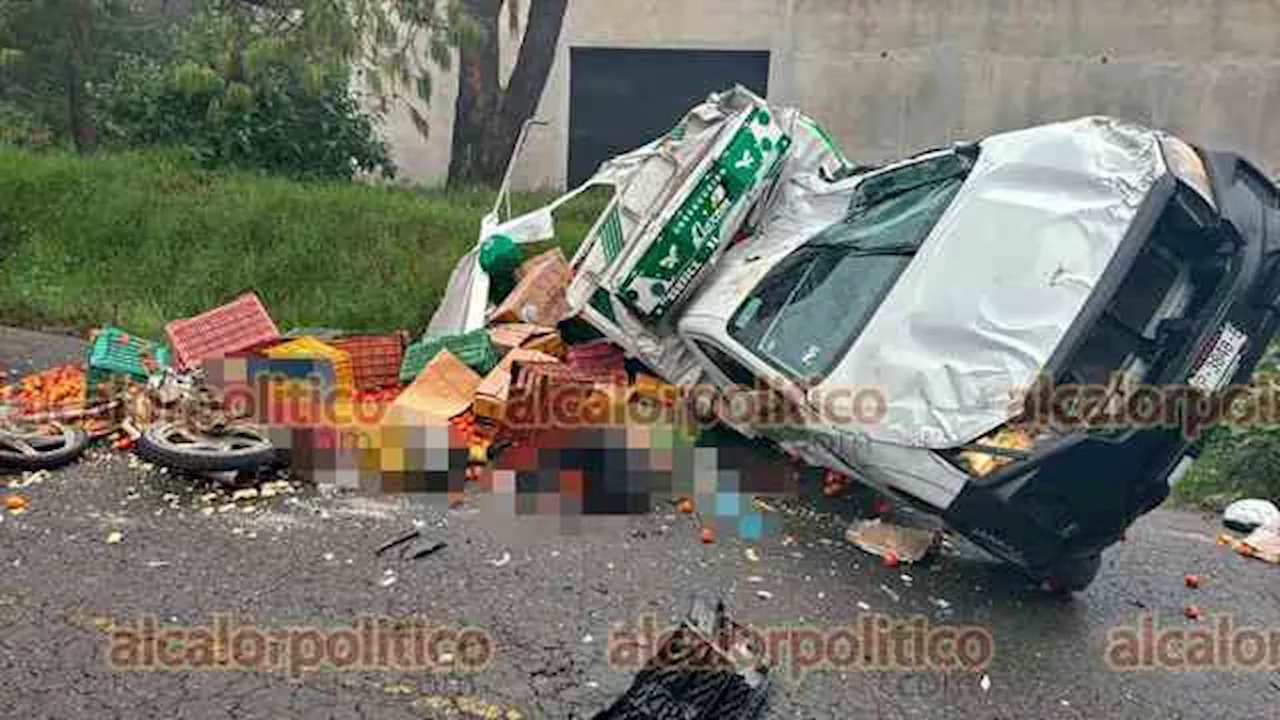 Brutal choque entre motocicleta y camioneta deja un muerto y una persona herida, en Altotonga