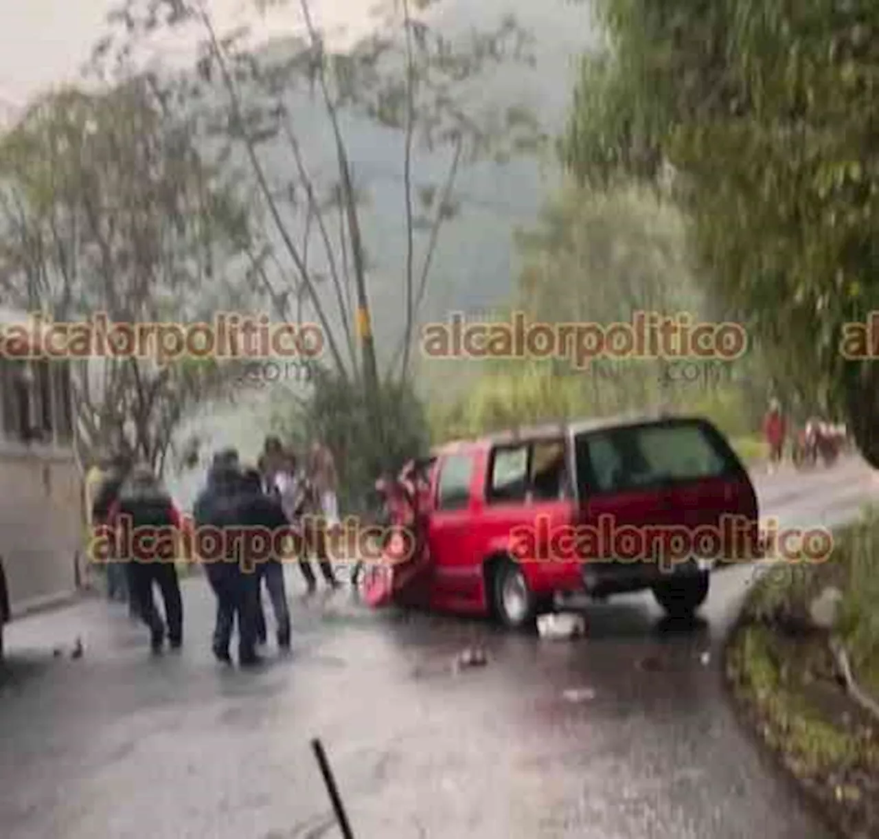 Choque entre camioneta y autobús en carretera Xico-Teocelo con saldo de 2 heridos