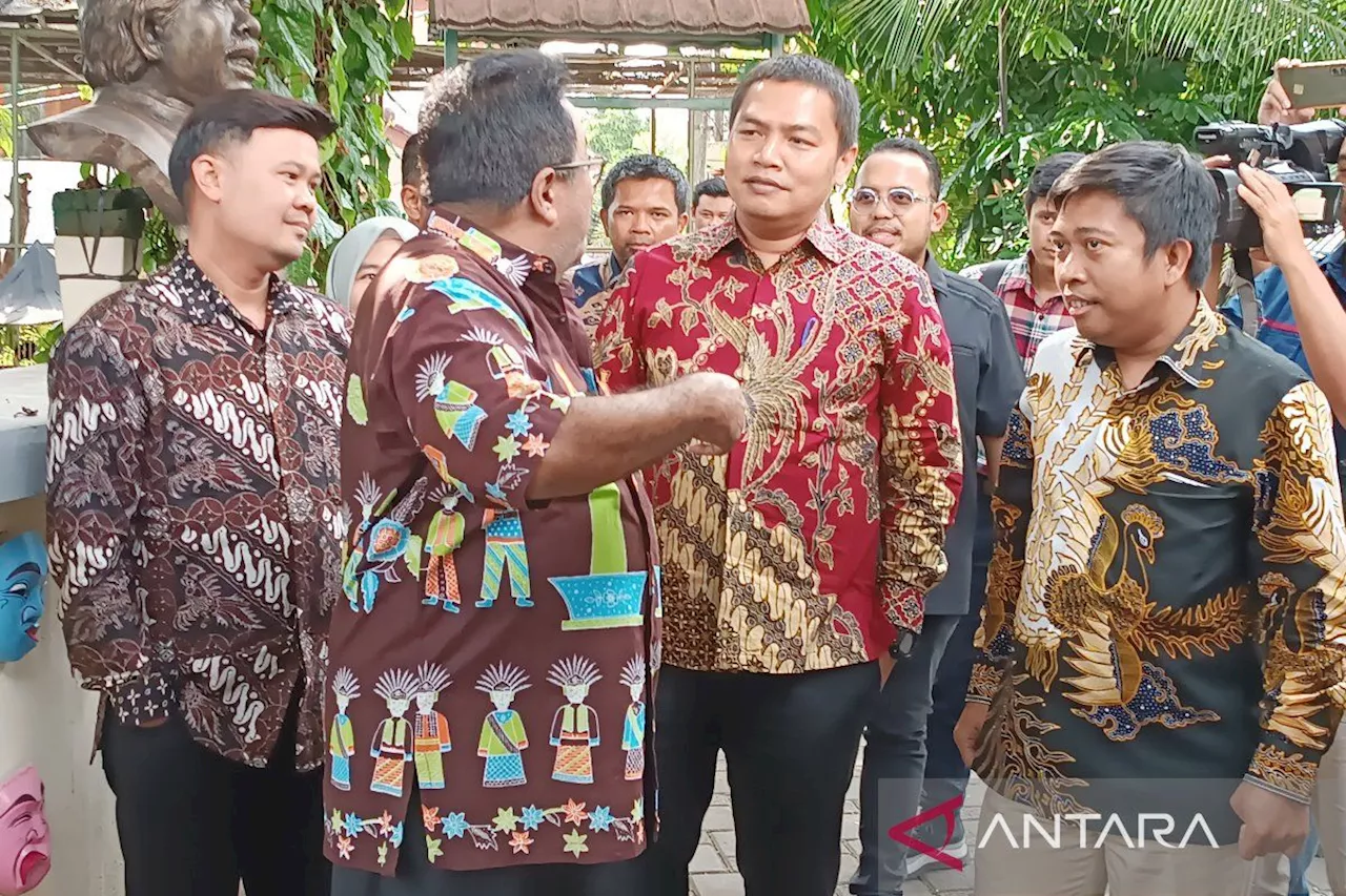 KPU Jakarta Serahkan Undangan Penetapan kepada Rano Karno