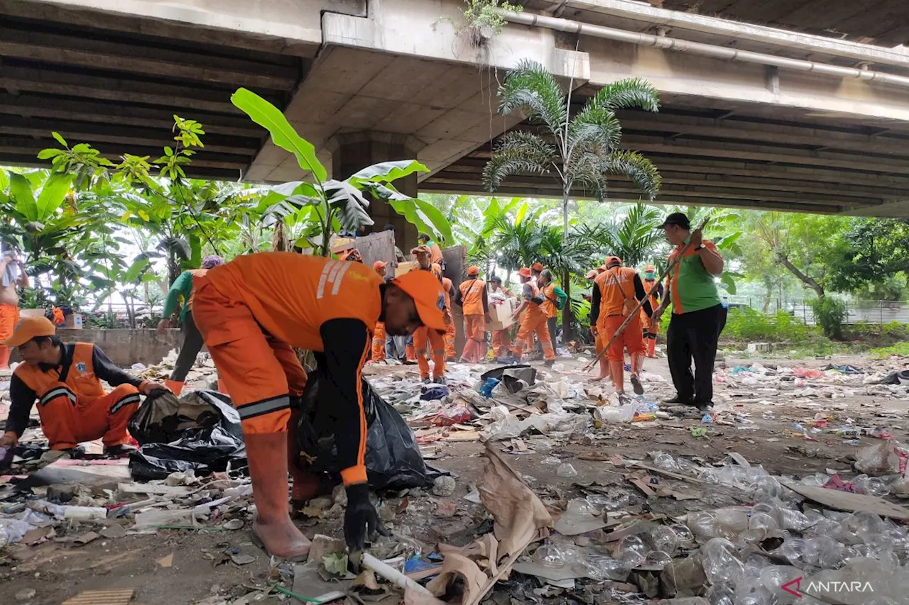 Pemkot Jakbar Selesaikan Pembersihan Kolong Tol Angke