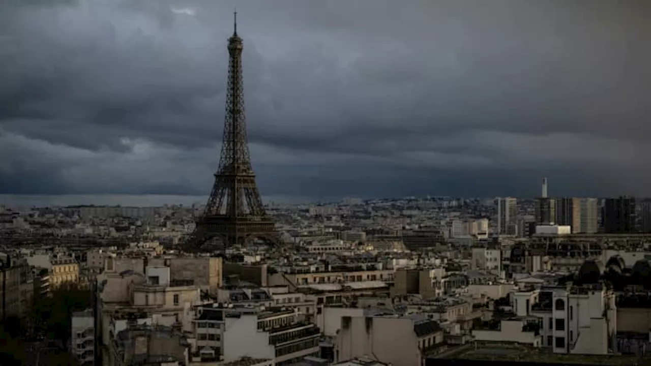 La Tour Eiffel Fermée au Public pour Travaux de Rénovation