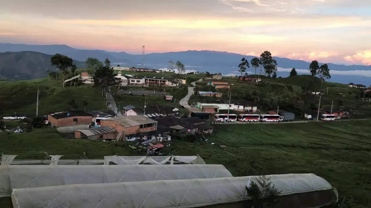 Campesinos bloquean vía Toledo - San José de la Montaña para exigir mantenimiento