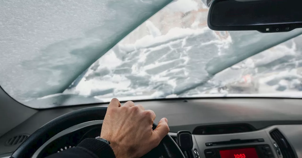 Wie man eine eingefrorene Autoscheibe schnell wieder frei bekommt