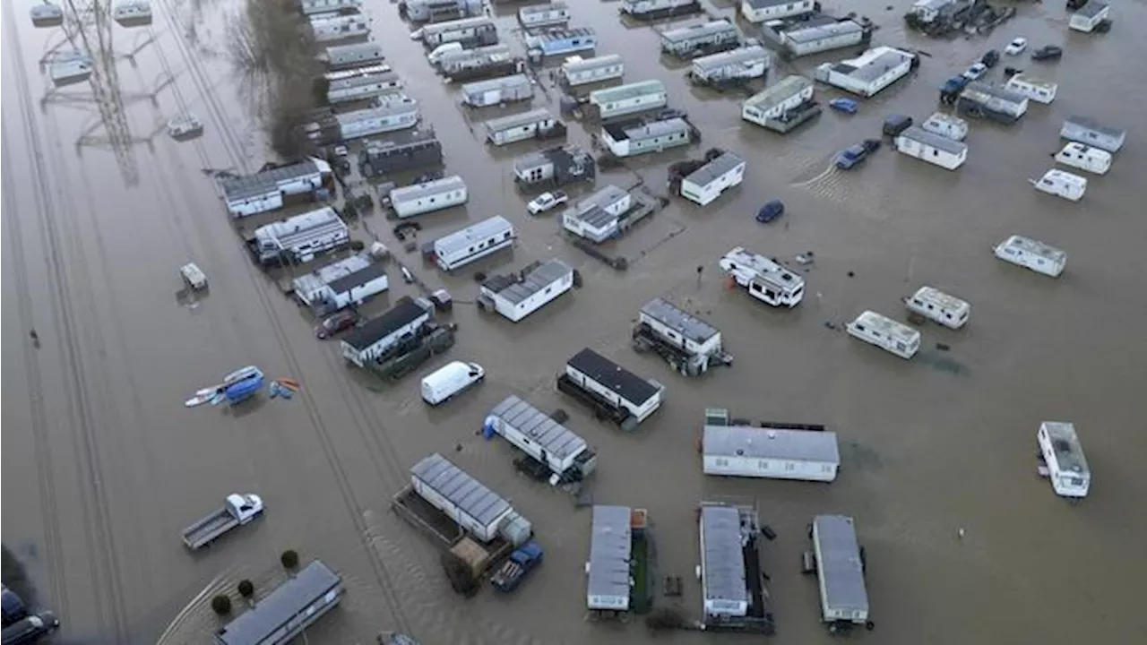 Banjir dan Cuaca Dingin Mengganggu Inggris dan AS