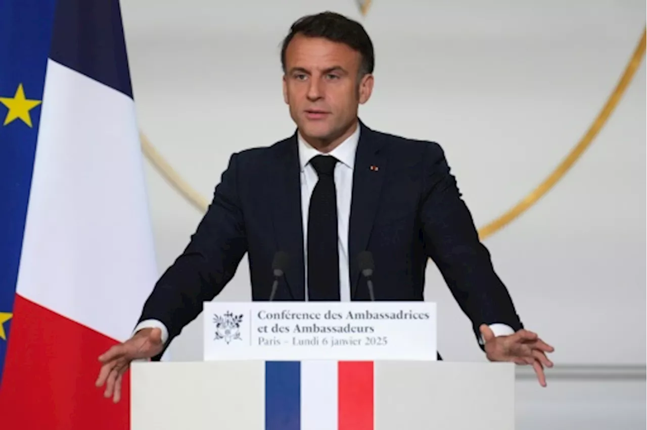 'Il se trompe d'époque': la polémique enfle après les propos de Macron sur l'Afrique