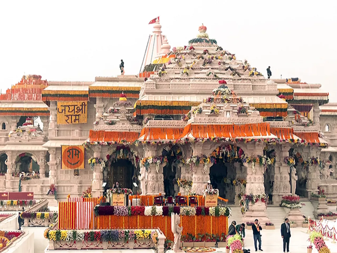 राम मंदिर में कैमरे लगे चश्मे से युवक फोटो खींच रहा था