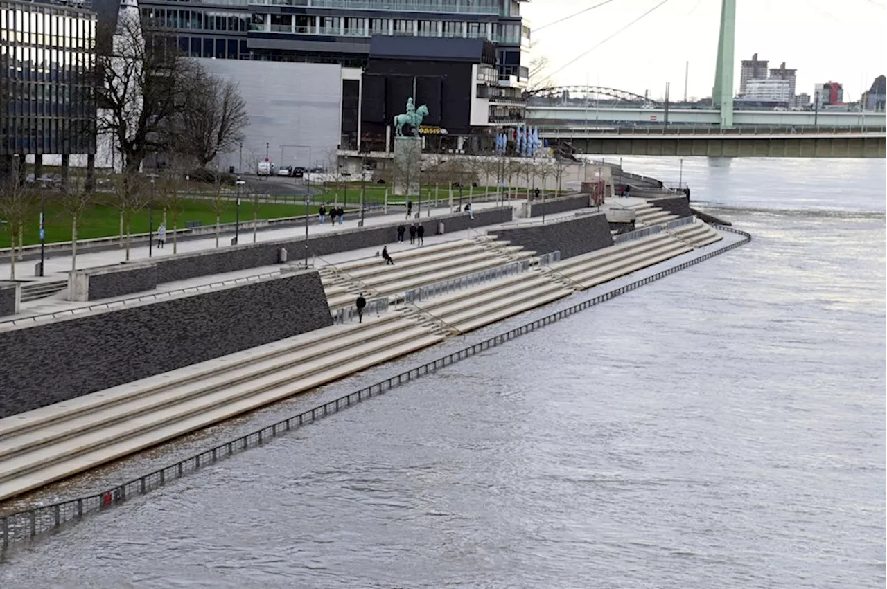 Rheinpegel steigt: Kölner Freitreppe bereits überspült