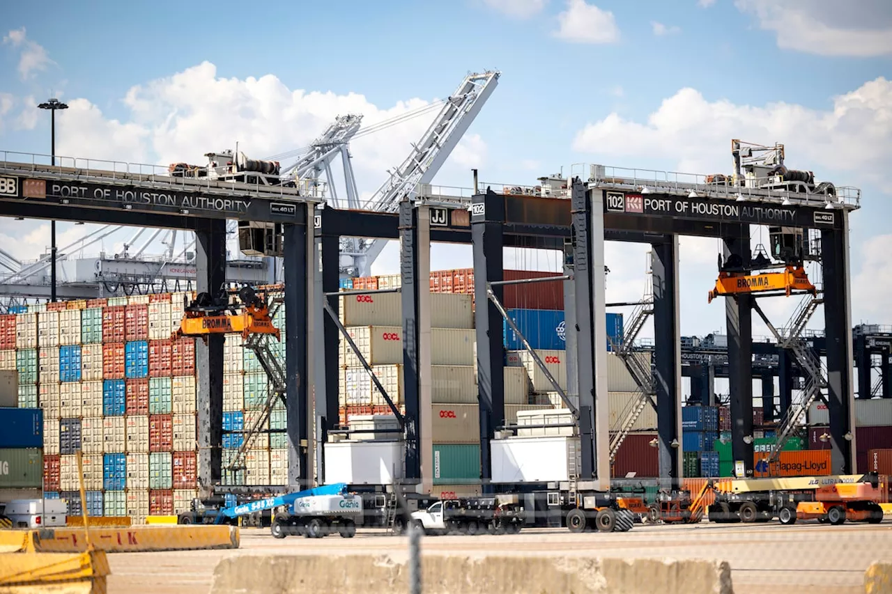 U.S. Longshoremen Threaten Strike Over Automation