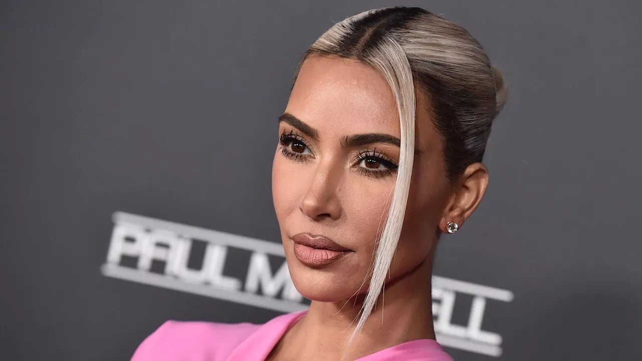 Kim Kardashian dévoile ses fêtes de Noël dans une robe moulante