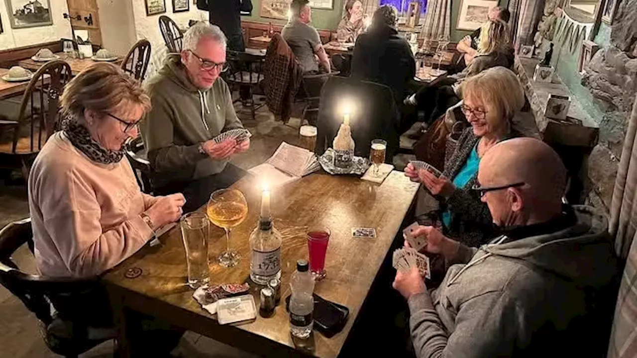 Noch reicht der Alkohol - Seit Samstag: 29 Menschen in Berg-Pub eingeschneit