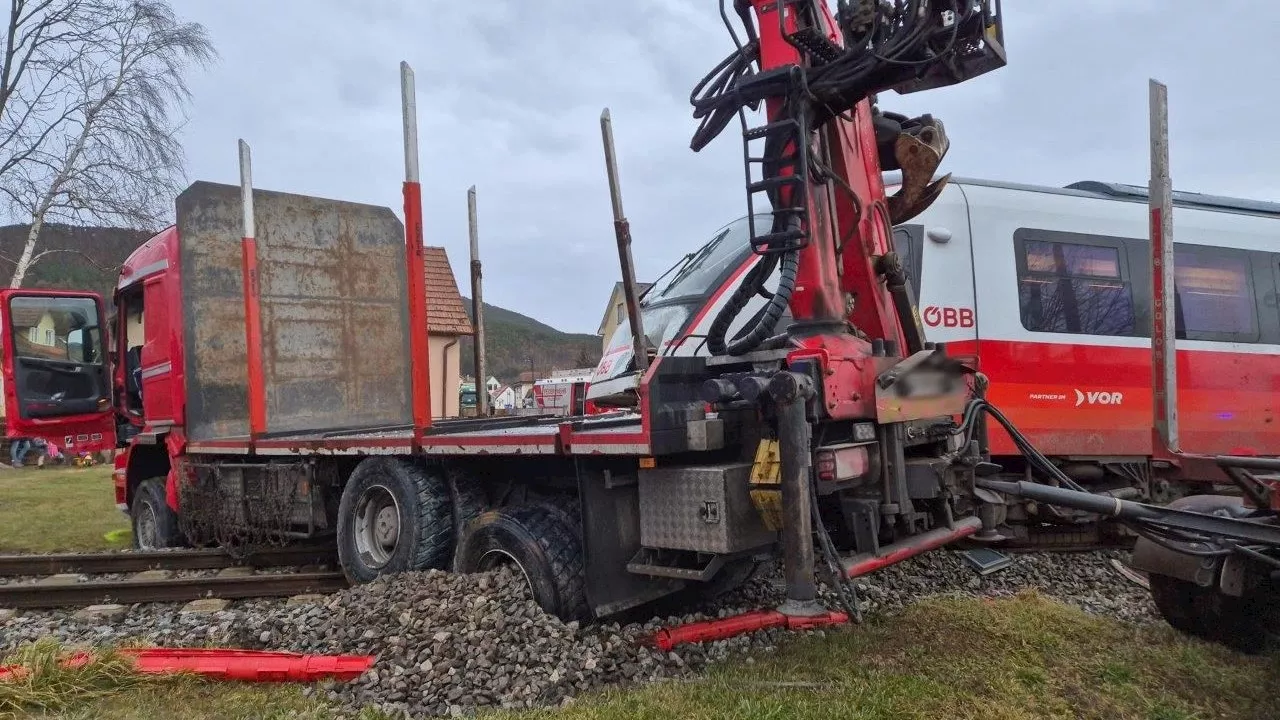 Schwerer Unfall: LKW kracht in Zug