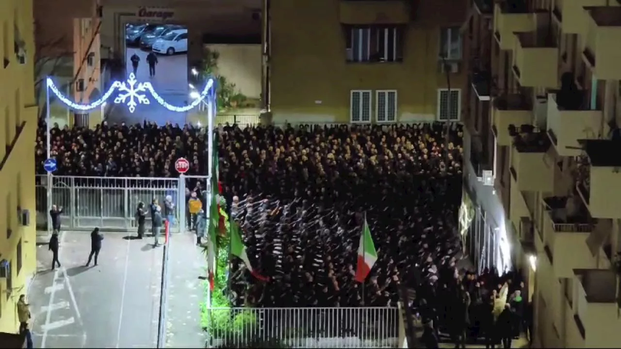 Acca Larentia, mille saluti romani e 'presente' per la commemorazione alla sede Msi