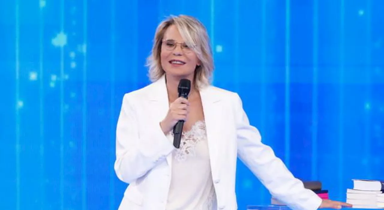 Puntata anomala di Uomini e Donne: Maria De Filippi stufa delle dinamiche in studio?