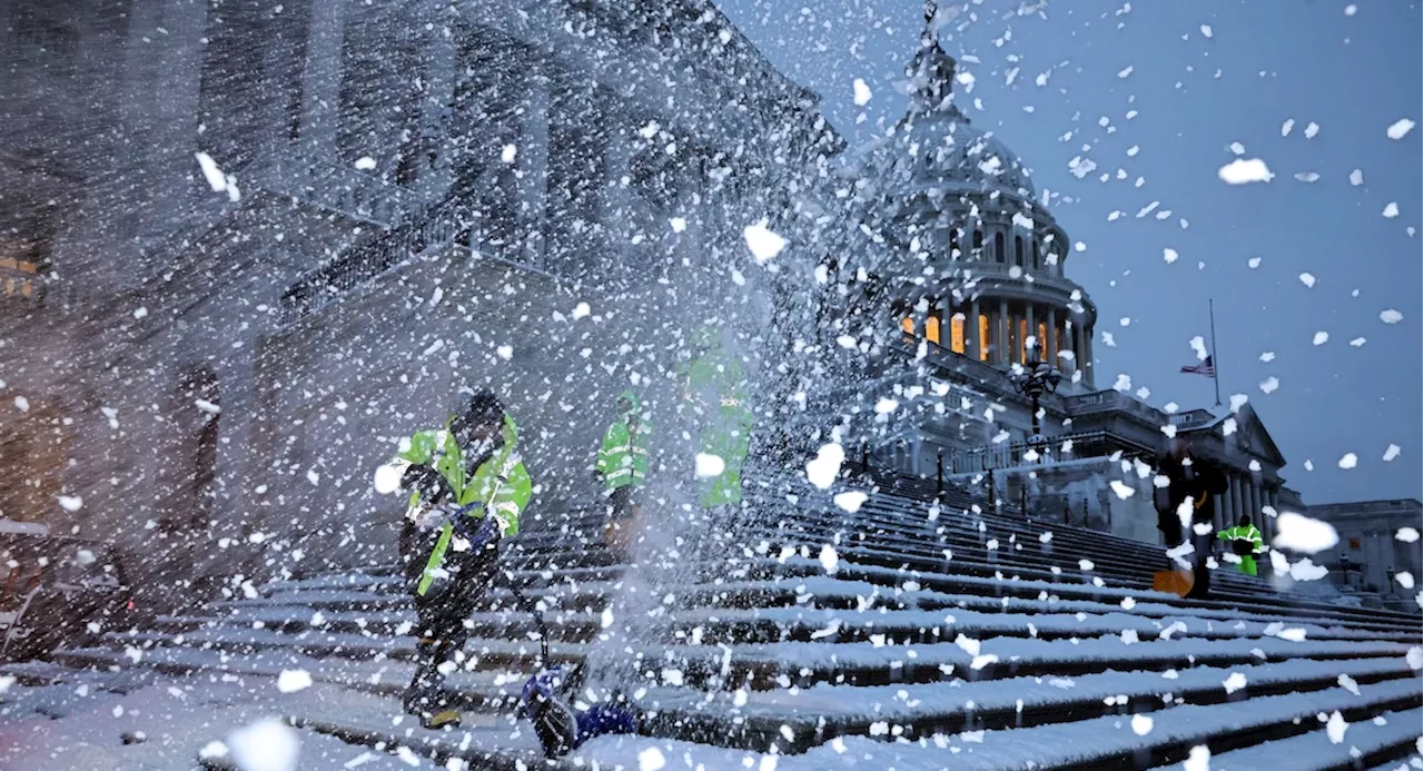 Nevicate devastanti negli Stati Uniti: cinque morti e migliaia di disagi