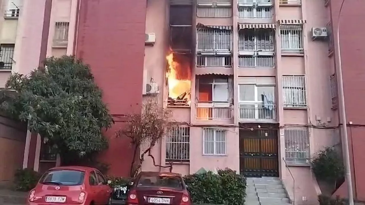 Susto por el incendio en un bloque de pisos de Granada con diez intoxicados