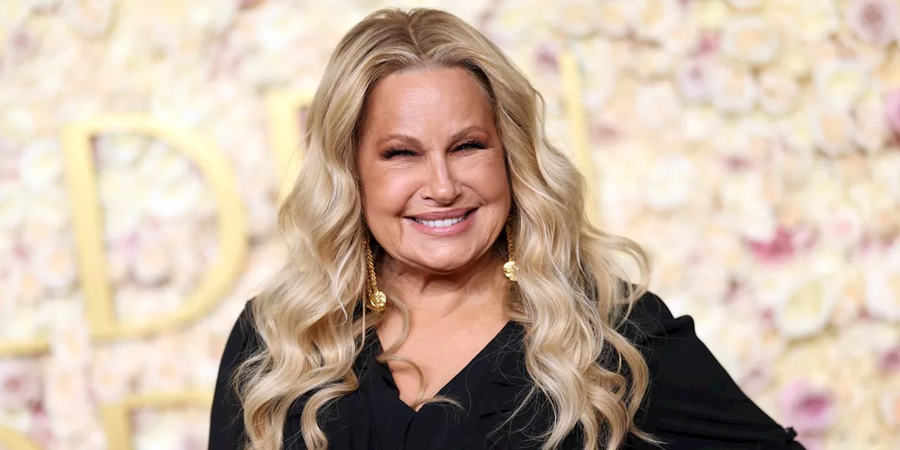 Jennifer Coolidge's Dewy Skin at the Golden Globes