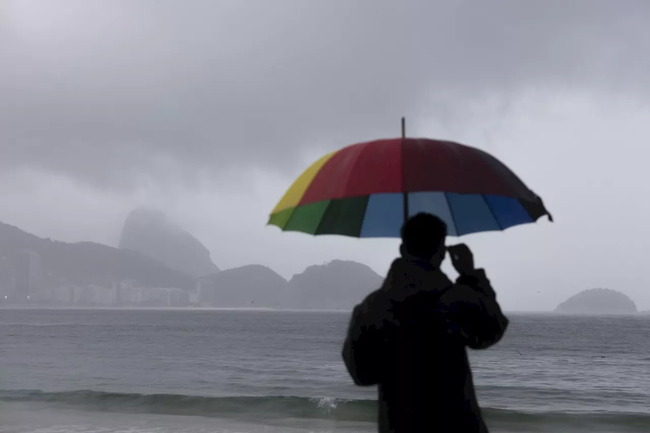 Chuva moderada a forte atinge Rio, com raios e estágio 2 ativado