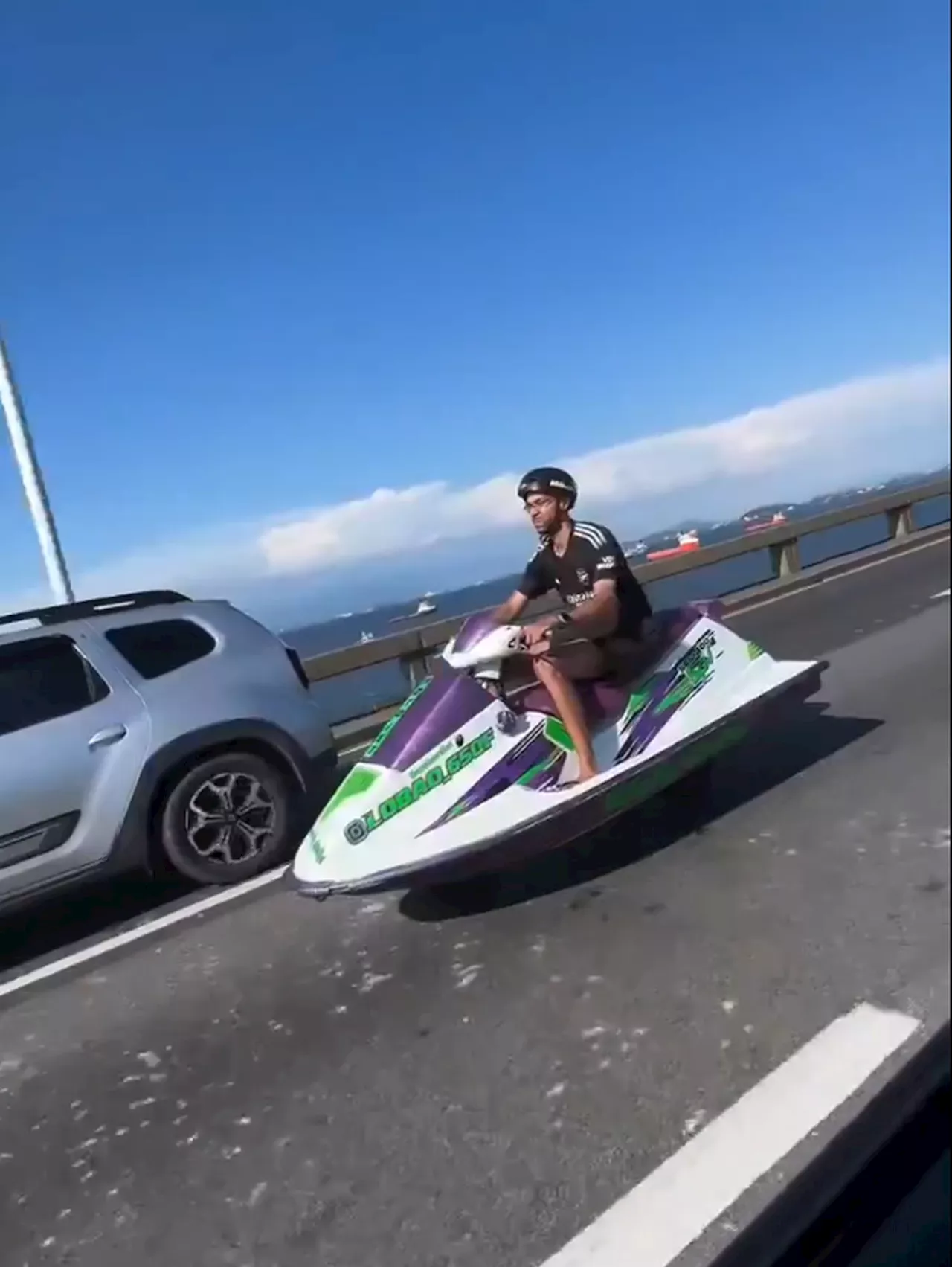 Homem surpeende ao andar de 'jet ski' modificado na Ponte Rio-Niterói