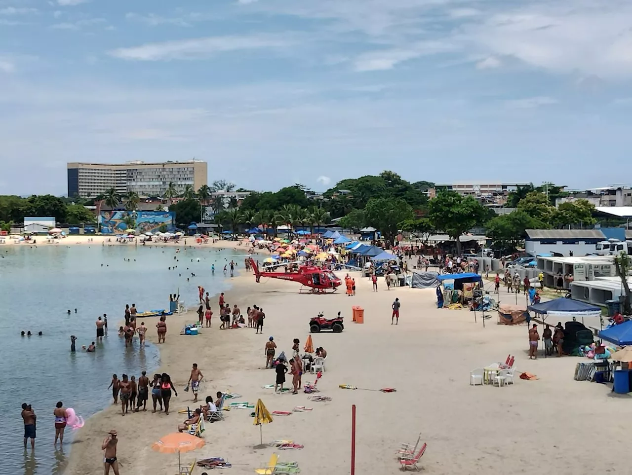 Quase mil pessoas resgatadas de afogamento em Copacabana nos primeiros cinco dias de 2025