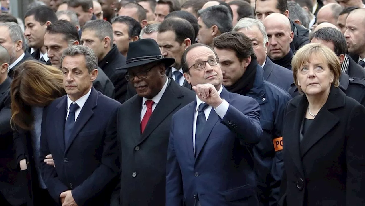 Un Pigeon Joue Un Vilain Tour à François Hollande Pendant la Marche Républicaine