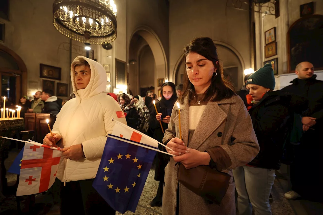 Géorgie: des milliers de manifestants devant le Parlement pour le Noël orthodoxe