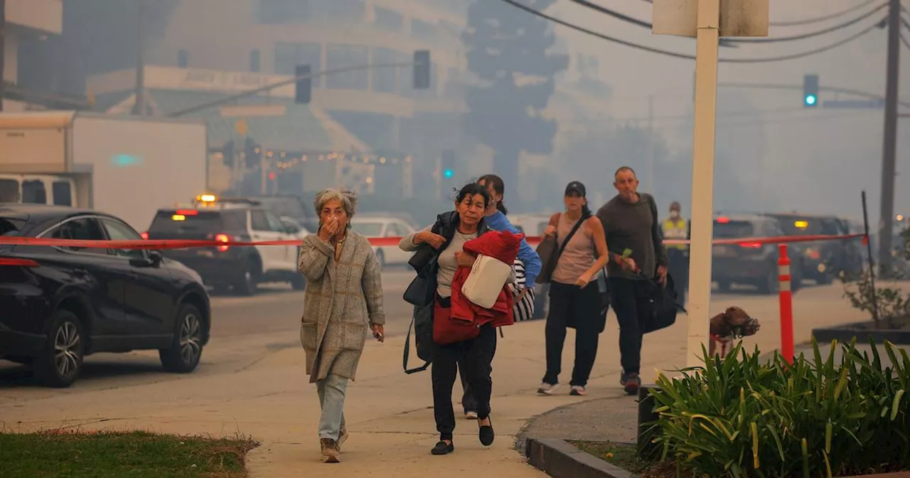 Un violent incendie menace un quartier aux portes de Los Angeles