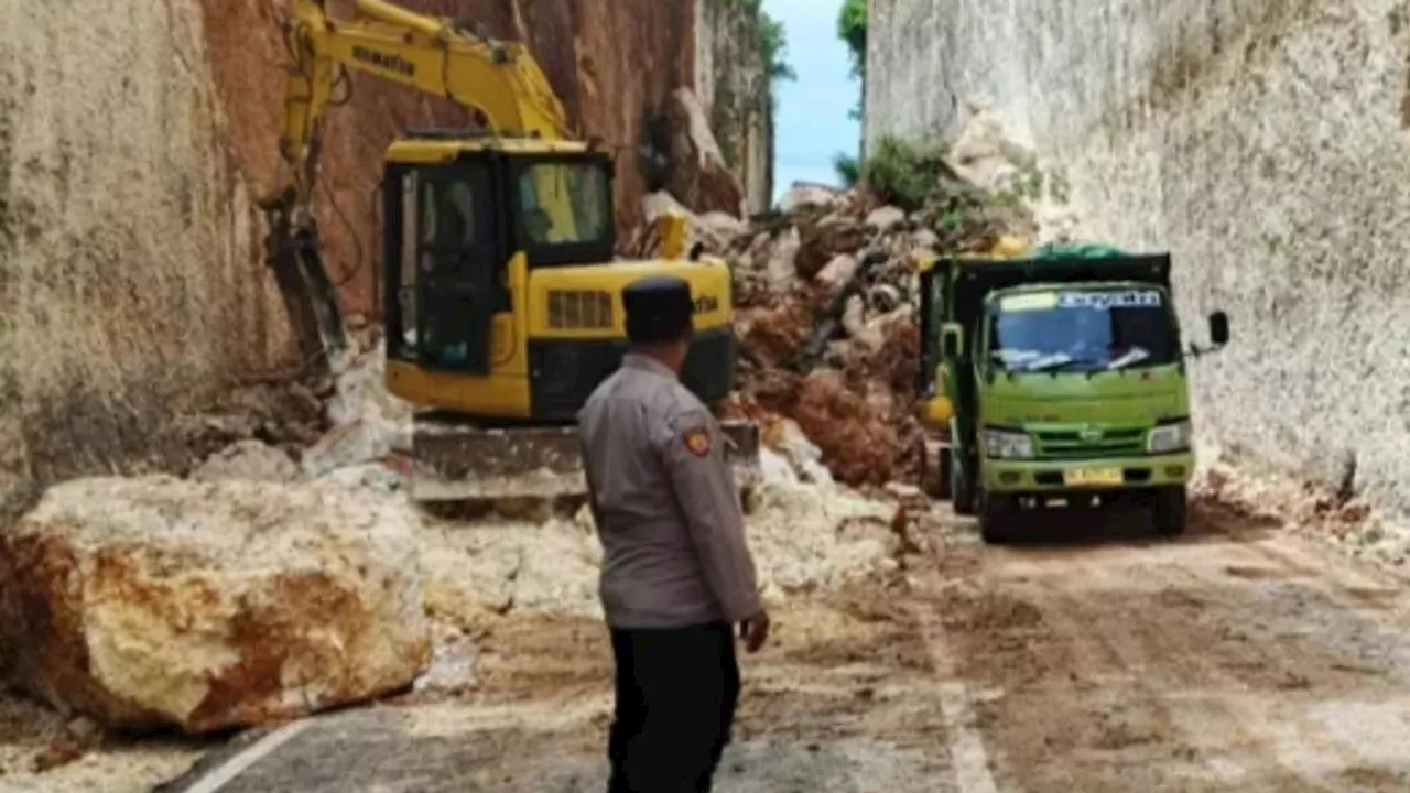 Tebing Tanah Barak Longsor, Wisata Pantai Ditutup Sementara